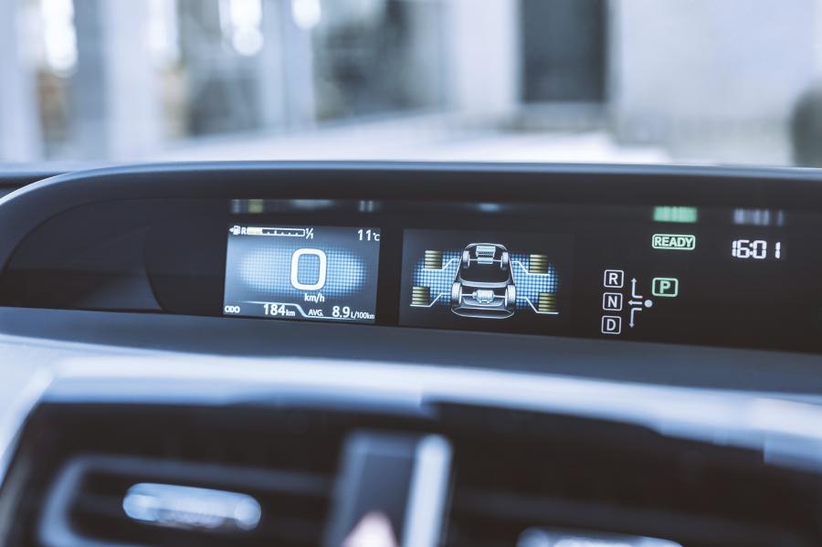 Панель приборов Toyota Prius 2019 года  (WW) (фото 7 из 18)